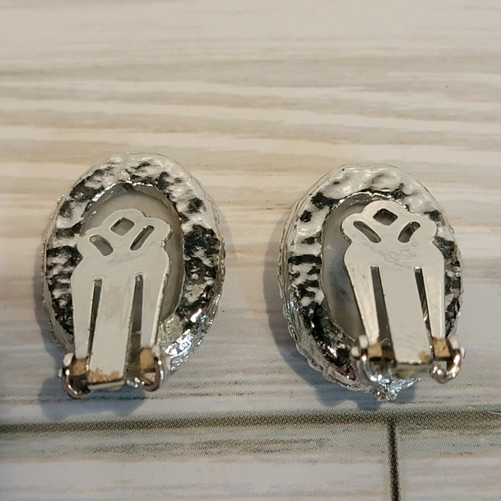 D9 Vintage Clay (?) Floral Silver-tone Clip-on Earrings - Picture 3 of 5